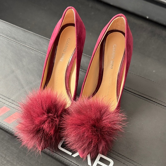 Gianni Bini Burgundy Suede Pumps Real Fox Fur Pom Pom Heels Size 8.5M - Picture 2 of 5